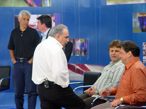 Morsa (em pé), o primeiro à direita sentado é José Eduardo Savóia, ao seu lado Ulisses Costa, ao fundo, de costas, Andrés Sanches conversando com o Fábio Sormani