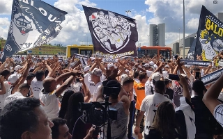 Torcida chegou cedo no aeroporto para receber o ídolo. Foto: Reprodução/Twitter Atlético-MG