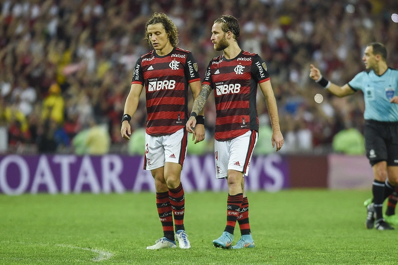 PREOCUPA! Titular do Flamengo sente joelho em jogo contra o Fluminense e vira desfalque