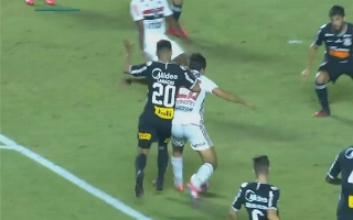 Lance no fim do jogo em que São Paulo reclamou penalidade. Foto: Reprodução/Canal Premiere