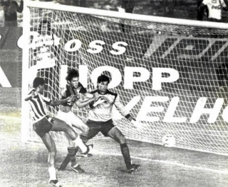 Parab&eacute;ns, Maur&iacute;cio, 64 anos! Veja o hist&oacute;rico gol do atacante na decis&atilde;o do Carioca de 1989