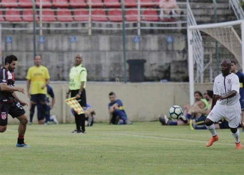 Wladimir disputando a bola, durante participação do Corinthians no Torneio Internacional de Futebol de Masters, disputado em janeiro de 2019, em Sete Lagoas (MG)