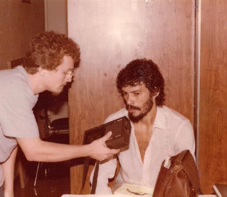 Em 1983, no Parque São Jorge, com um enorme gravador, o repórter Paulo de Tarso Porreli entrevista Sócrates, no auge da Democracia Corintiana. Foto: Diógenes Banzatto