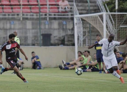 Wladimir indo para o ataque, durante participação do Corinthians no Torneio Internacional de Futebol de Masters, disputado em janeiro de 2019, em Sete Lagoas (MG)