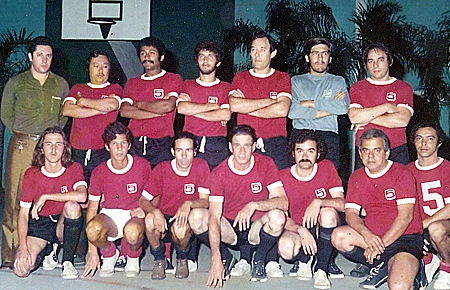 Nesta foto de time de futsal da R&aacute;dio Globo, o segundo em p&eacute; &eacute; Juarez Soares, o quinto &eacute; Roberto Carmona e o &uacute;ltimo &eacute; Silvio Filho. Agachados est&atilde;o Vanderlei Ribeiro (terceiro), Moacyr Bombig (quarto), Constantino Ranieri (quinto), Jorge de Souza (pen&uacute;ltimo) e Reinaldo Costa (&uacute;ltimo)