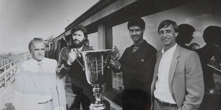 Foto de 1985 com o zagueiro e capitão Oliveira ao lado de Frank Rijkaard e a lenda Johan Cruyff. O Galo foi campeão do Torneio de Amsterdã contra o Ajax em 1984 (2 a 2 no tempo normal e 6 a 5 nos pênaltis) 