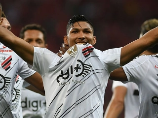 Diverg&ecirc;ncias entre empres&aacute;rios do atacante e o clube adiaram a assinatura do novo contrato. Foto: Facebook/Reprodu&ccedil;&atilde;o