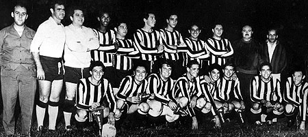 O antepen&uacute;ltimo em p&eacute; &eacute; Silvio Filho. O segundo agachado &eacute; Juarez Soares, seguido de Loureiro Jr, Moacyr Bombig, Cyro Jos&eacute; e o novinho Luciano do Valle. O &uacute;ltimo &eacute; Roberto Carmona.
