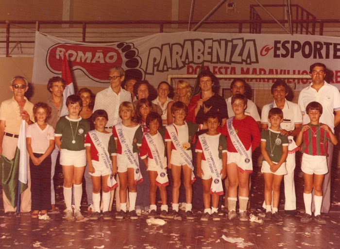 Entre os garotos que conquistaram o 22&ordm; campeonato da Lojas Fabiano est&atilde;o em p&eacute;, da esquerda para a direita, o d&eacute;cimo &eacute; Silvio Filho e o d&eacute;cimo primeiro Alexandre Santos. Foto: Sarkis