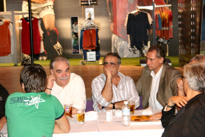 Da esquerda para a direita sentados à mesa de frente estão, Paulo Roberto Martins, Oliveira Andrade e Álvaro José. Na frente de Álvaro José está Fábio Sormani (de costas para a foto)