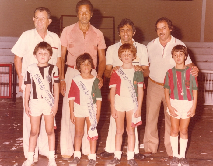 Com os garotos premiados pelo futebol de sal&atilde;o est&atilde;o, em p&eacute;, da esquerda para a direita: o segundo &eacute; Bauer, o terceiro Alexandre Santos e o &uacute;ltimo Silvio Filho. Foto: Sarkis