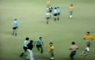 Ramirez, que depois jogou pelo Flamengo, correu atr&aacute;s do craque brasileiro ao t&eacute;rmino da partida em 1976. Foto: Reprodu&ccedil;&atilde;o