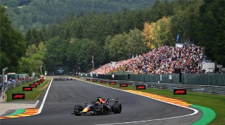 Holand&ecirc;s deixou os dois carros da Ferrari para tr&aacute;s. Foto: Red Bull Content Pool