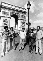 Uma foto, uma hist&oacute;ria! Jogadores da sele&ccedil;&atilde;o junto ao Arco do Triunfo
