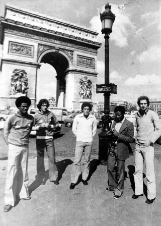 Uma foto, uma hist&oacute;ria! Jogadores da sele&ccedil;&atilde;o junto ao Arco do Triunfo