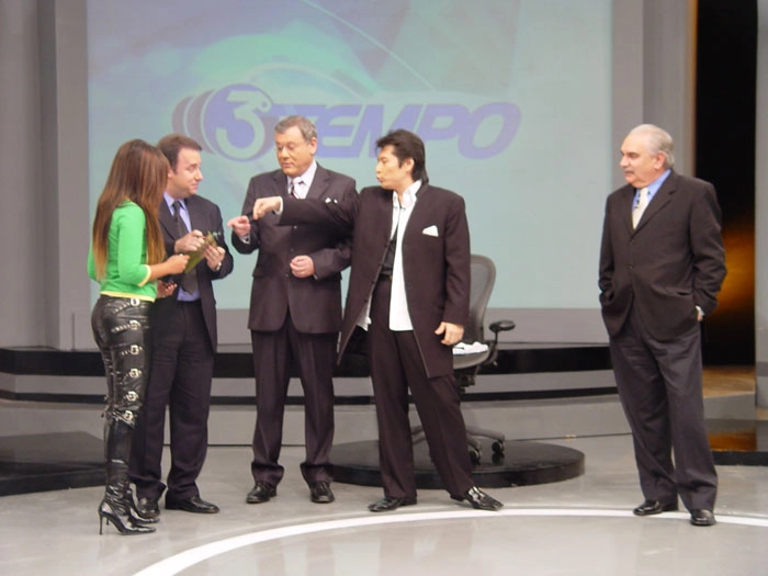 Da esquerda para a direita, a assistente do mágico Issao, Maurício Torres, Milton Neves, Issao e Paulo Roberto Martins, o Morsa. Foto: Portal TT