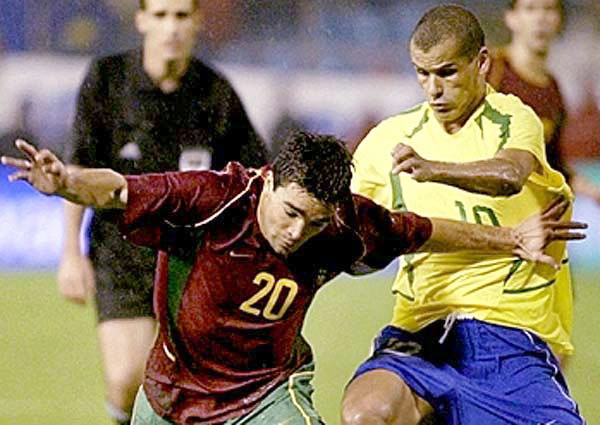 Rivaldo disputando a bola com o brasileiro naturalizado português Deco. Foto: iG/AFP