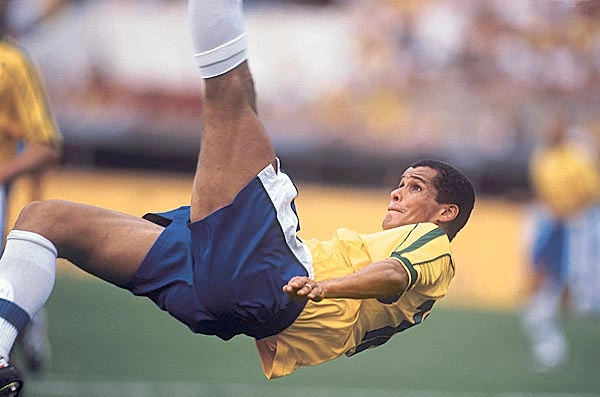 Rivaldo sempre foi especialista em jogadas plásticas. Foto: iG/AP