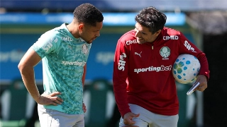 Vitor Roque ao lado do treinador esmeraldino Abel Ferreira. Foto: Cesar Greco/Palmeiras