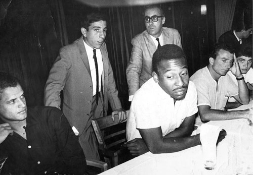Veja a &uacute;nica vez em que Pel&eacute; usou bigode na vida. Foi em Santiago, em 1965, quando o Rei se viu amea&ccedil;ado de sequestro por parte de revolucion&aacute;rios chilenos, que teriam tentado capturar Brigite Bardot, c&eacute;lebre atriz francesa tamb&eacute;m em visita &agrave; capital chilena. Peixinho est&aacute; &agrave; direita de Pel&eacute;. Ismael, &agrave; esquerda do Rei