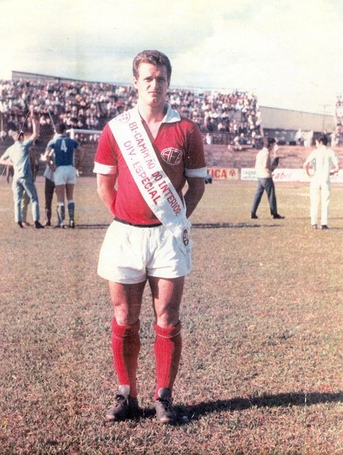 Peixinho com a camisa da Ferrovi&aacute;ria no est&aacute;dio da Fonte Luminosa, em Araraquara, no ano de 1968. O ponta viveu a fase &aacute;urea da equipe gren&aacute;, que enfrentava de igual para igual os grandes da capital