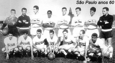 Em p&eacute;: goleiro n&atilde;o identificado, Poy, S&eacute;rgio Lopes, Vil&aacute;sio, Gild&eacute;sio, G&eacute;rsio e outro goleiro n&atilde;o identificado. O segundo agachado &eacute; A&iacute;lton, Peixinho &eacute; o quarto, seguido Cl&aacute;udio Garcia, Bibe e Canhoteiro