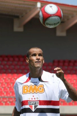 Aos 38 anos, Rivaldo é contratado pelo SPFC, clube que deve encerrar a carreira de jogador. Foto: iG/AP