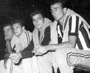 Banco de reservas do Santos, mais do que nobre, em 1964, com Almir Pernambuquinho, Peixinho, Cl&aacute;udio e Ismael
