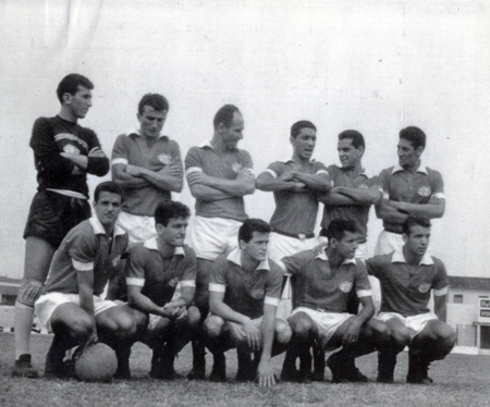 Em p&eacute;, da esquerda para a direita, est&atilde;o Toninho, Ismael, Antoninho, Z&eacute; Maria, Jurandir e Rodrigues; agachados temos Peixinho, Laerte, Parada, Bazani e Mateus