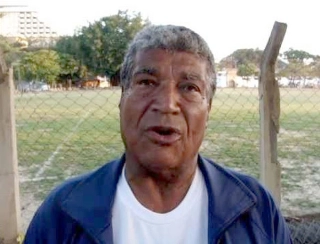 Jair Marinho vive em Niterói-RJ, onde tem uma escolinha de futebol