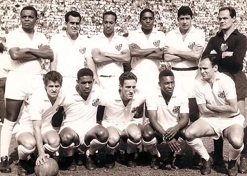 Santos na d&eacute;cada de 60. Em p&eacute;, da esquerda para a direita: Lima, Zito, Geraldino, Joel Camargo, Mauro Ramos de Oliveira e La&eacute;rcio. Agachados: Peixinho, Meng&aacute;lvio, Toninho, Pel&eacute; e Pepe. A foto foi tirada por Sarkis