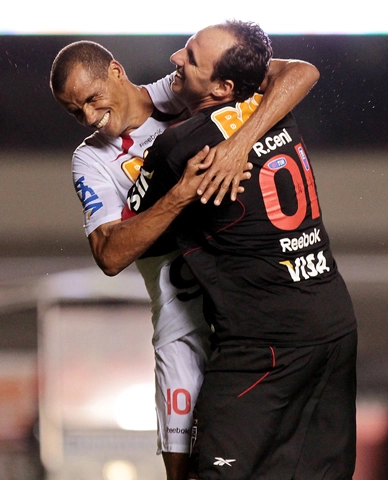Na estréia de Rivaldo pelo SPFC, em 04/02/11, contra o Linense, Ceni abraça novo companheiro de equipe. Foto: VIPCOMM
