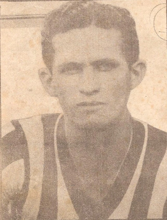 Peixe foi o artilheiro do Campeonato Paulista de 1940, com 21 gols. Ele defendia o Ypiranga-SP.  Foto do jornal 
