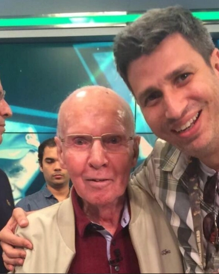 Zagallo, recebendo o carinho do jornalista Rogério Micheletti em 09 de agosto de 2017, na Fox Sports, dia dos 86 anos do `Velho Lobo´. Foto: arquivo pessoal de Rogério Micheletti