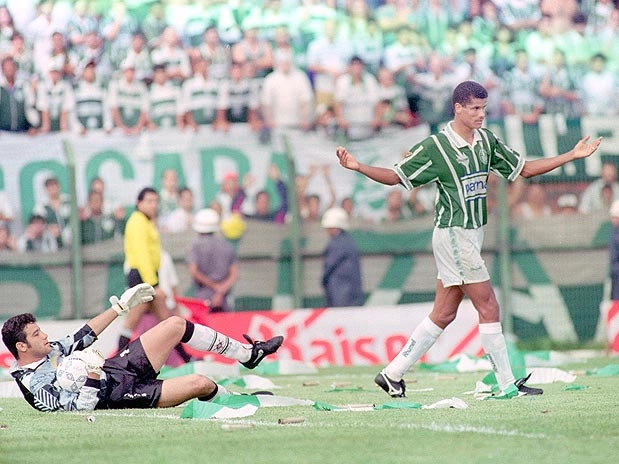 Em mais um clássico entre Palmeiras e Corinthians, melhor para Rivaldo, que comemora, enquanto Ronaldo o observa do chão. Foto: iG/Gazeta Press