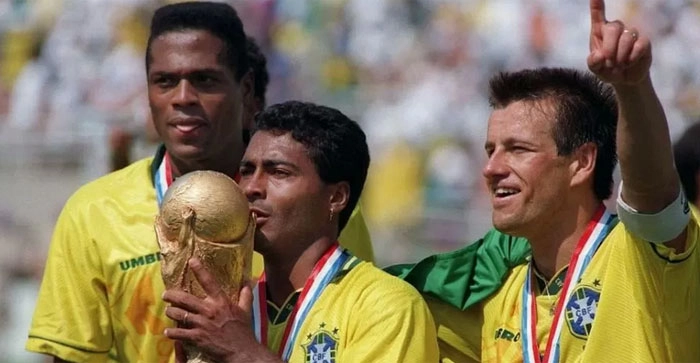 Ronaldão com Romário e Dunga na festa do tetra na Copa dos EUA em 1994. Crédito da foto: AFP PHOTO/DANIEL GARCIA, via Portal UOL.