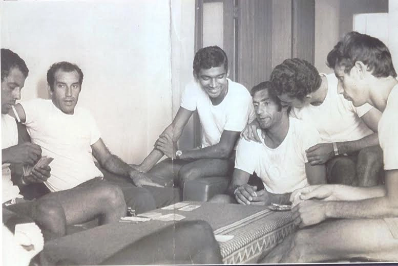 Em 70, os convocados se divertiam jogando baralho. Da esquerda para a direita: Carlos Alberto Torres, Gérson, Arílson, Félix, Fontana e Piazza. Foto: Reprodução/Estadão - enviada pelo internauta Emílio Duva