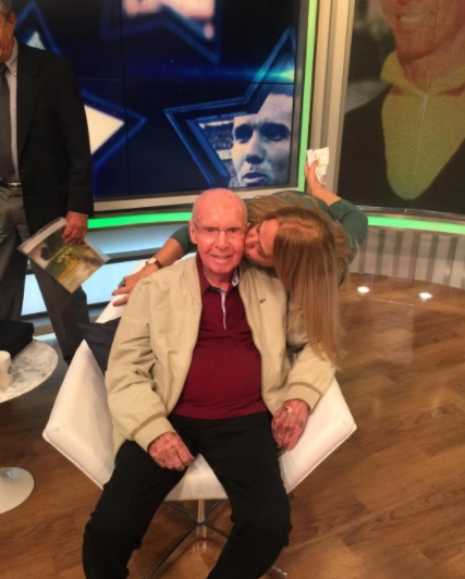 Na Fox Sports, Zagallo ganha um beijo da jornalista Helô Campanholo, em 09 de agosto de 2017, aniversário de 86 anos de Zagallo. Foto: arquivo pessoal de Helô Campanholo