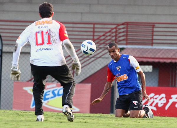 O meia Rivaldo e o goleiro Rogério Ceni treinando no CT da Barra Funda, no dia 3 de maio de 2011. Foto:  Luiz Pires/VIPCOMM