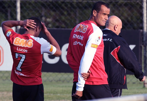 Rivaldo e companheiros treinando no CT da Barra Funda, no dia 16 de maio de 2011. Foto:  Luiz Pires/VIPCOMM