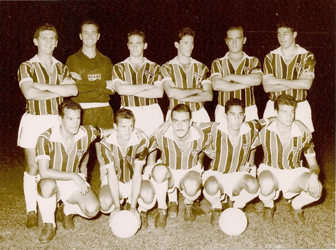 Foto rara do Tricolor: em pé, da esquerda para a direita: De Sordi, Poy, Riberto, Ademar, Vitor e Mauro Ramos de Oliveira. Agachados: Cláudio Cristóvam de Pinho, Peixinho, Gino, Amaury Marreco e Roberto Lata Velha. Foto enviada pelo grande Sylvio Freitas