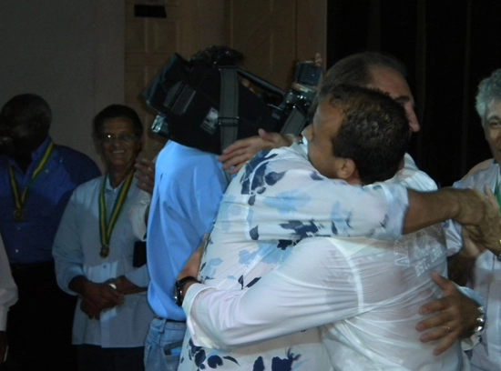 juntos no salão nobre da Vila, em fevereiro de 2011. Oberdan Abraçando Leo, ao fundo de óculos Peixinho. Foto: Carlos Mano Prieto, o Gigi