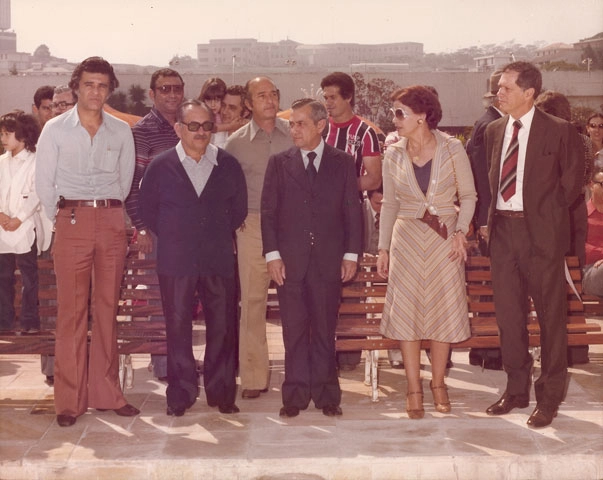 Da esquerda para a direita, Olten Ayres de Abreu (com óculos de sol) é o segundo, Henri Aidar (de bigode e com óculos de sol) é o terceiro, Laudo Natel é o sexto, Hélio Silva (ex-presidente Torcida Uniformizada do São Paulo) é o sétimo e Antônio Nunes Leme Galvão (ex-presidente do São Paulo e na época, dono de construtora que participou da construção do Estádio do Morumbi) é o nono. Foto: Sarkis