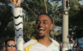 Pulinho, o filho único de João do Pulo, também conduziu a Tocha Olímpica em Taubaté. Merecido!