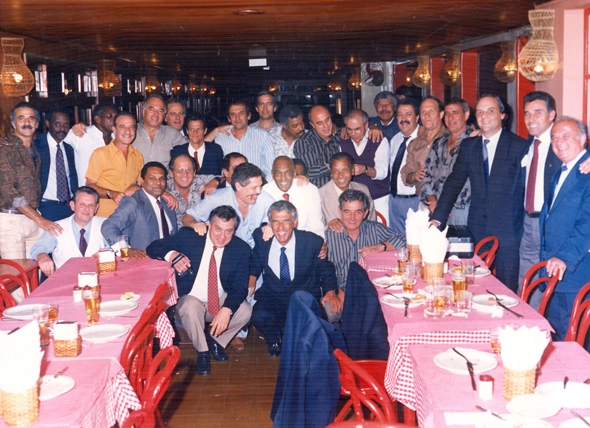 Em mais uma grande celebração, estão, da esquerda para à direita: o sétimo, de terno e gravata, é Peixinho, o nono é Virgílio e o penúltimo é José Teixeira de Souza. Agachados estão, da esquerda para à direita: Esquerdinha é o quinto, de camisa azul e olhando para o lado, o sexto é Caxambu, de terno branco, e o sétimo é Bauer, ex-São Paulo. 