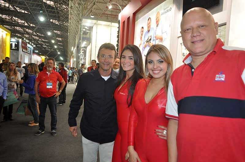 Neto e Ronaldo em 16 de julho de 2014 na Francal, no Anhembi, em frente ao stand da Rafarillo, com as promotoras da empresa de calçados, Monique e Michelle. Foto: Marcos Júnior/Portal TT