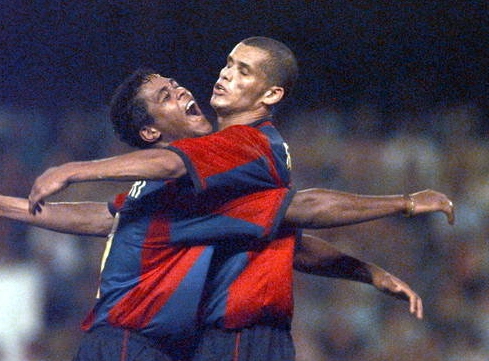 No ano de 1998, Rivaldo celebra mais um gol marcado com o companheiro Kluivert. Foto: Reprodução/Mundo Deportivo