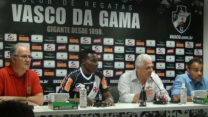 Da esquerda para a direita, Tenório é segundo e Roberto Dinamite é o terceiro. Foto: Site oficial do Vasco