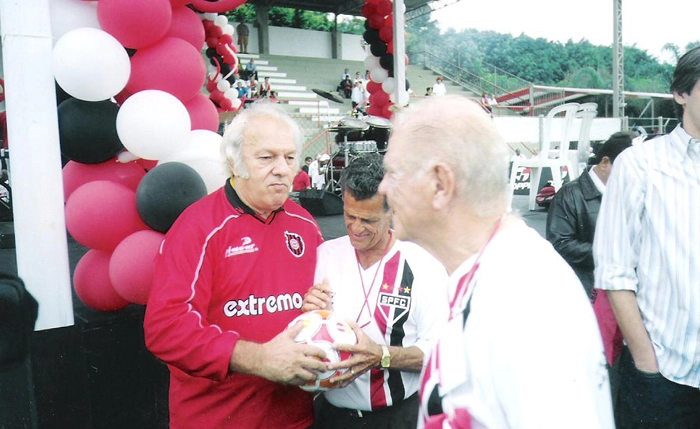 Da esquerda para a direita, de vermelho Jaimão e ao seu lado Peixinho, autor do primeiro gol do Morumbi