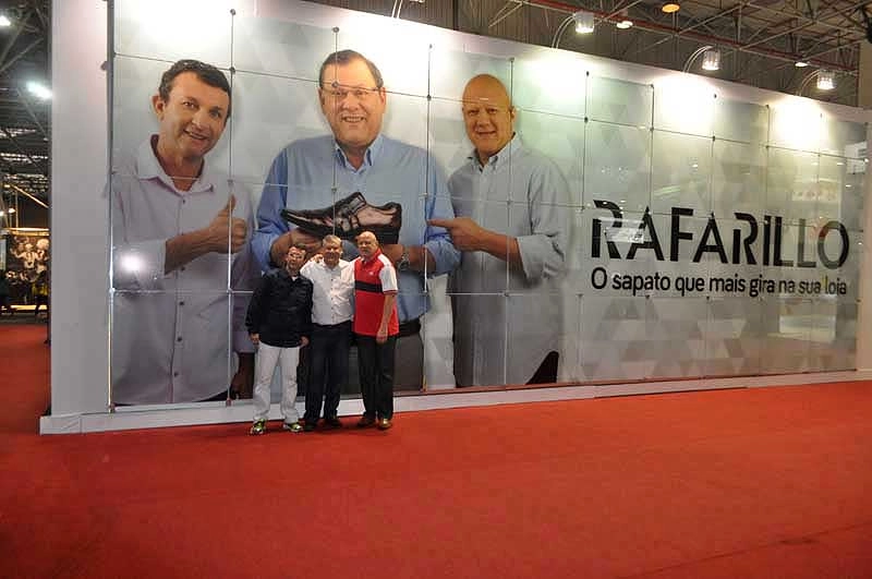 O trio Neto, Milton e Ronaldo em frente ao enorme painel da Rafarillo, atrás do stand da empresa, na Francal, no Anhembi, em 16 de julho de 2014. Foto: Marcos Júnior/Portal TT